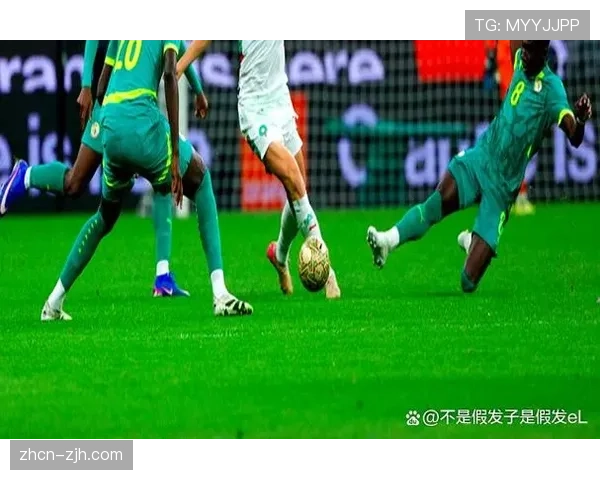 特写：绝杀被吹！VAR复核判定里昂球员越位位置获利，进球无效